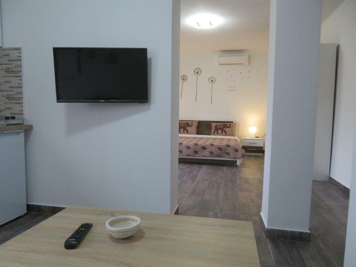 Apartments La Bombonera Starigrad Paklenica Exterior photo