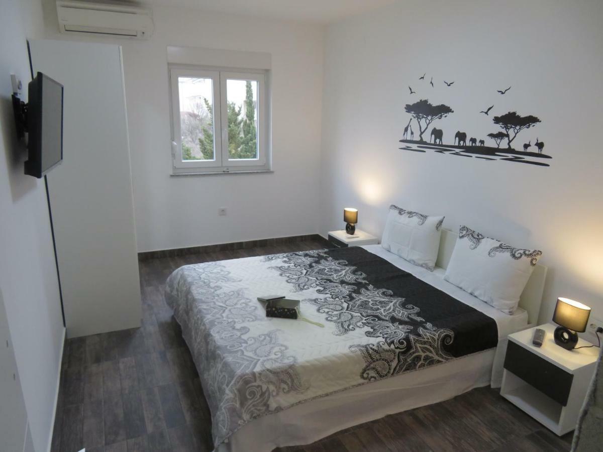 Apartments La Bombonera Starigrad Paklenica Exterior photo
